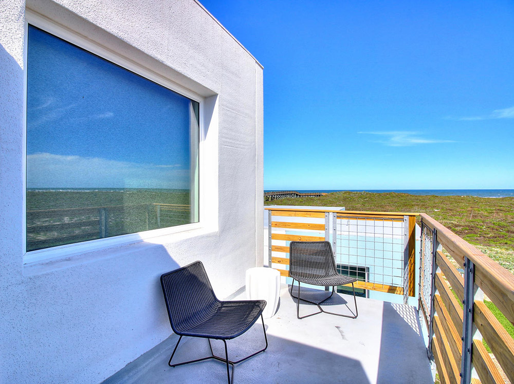 Lively Beach 1 bed, 2 bath with deck